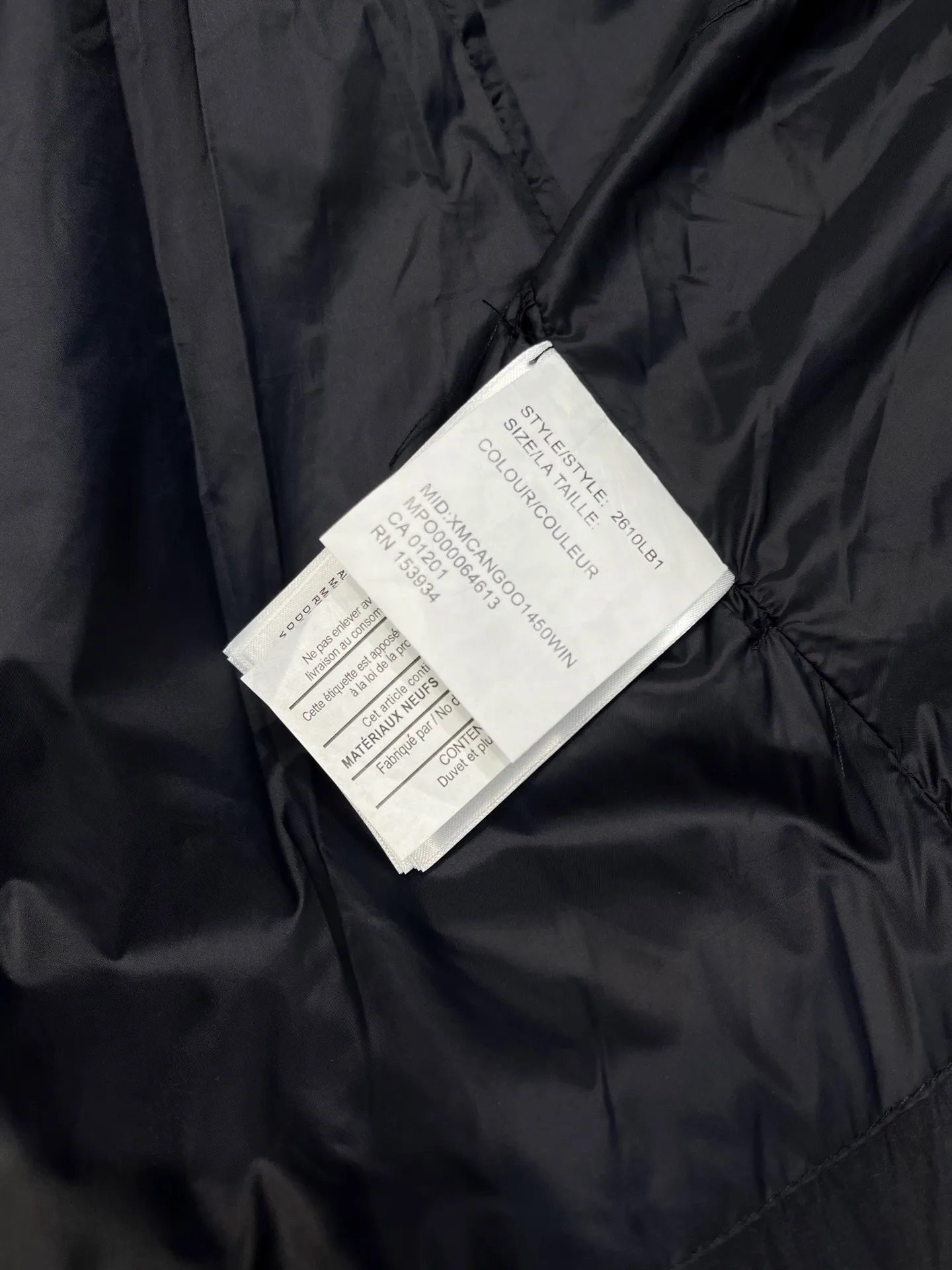 P1100 Canada Goose 🌟Canada Goose🇨🇦 Unisex down jacket, couple style, imported 90% duck down, collar is Canadian wild coyote hair, checkered double-layer inner liner with no velvet, thick velvet filling, level 5 cold protection, only one goose is needed to prevent freezing in winter, the stitching is perfect! I will buy another version this year, all accessories and materials will follow the original size: xs-xxl